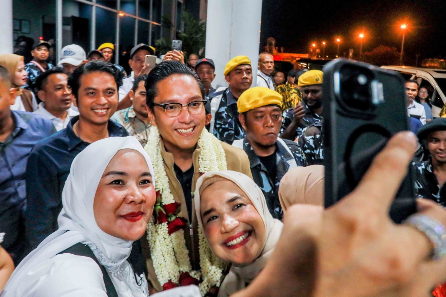 Tiba di Medan, Walikota Rico Waas Disambut Meriah Ratusan Masyarakat