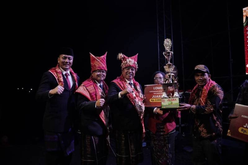 Gambar tengah berita