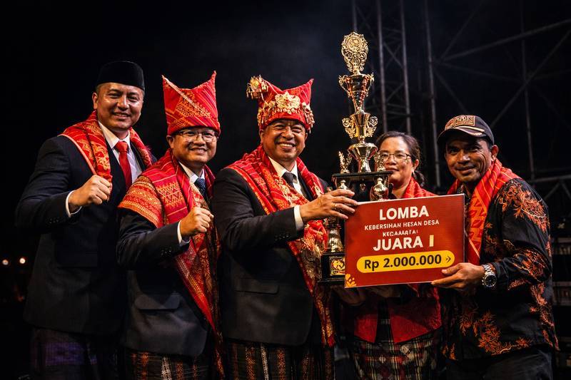 Bupati Karo Serahkan Hadiah Pemenang Lomba Kebersihan Desa 2026