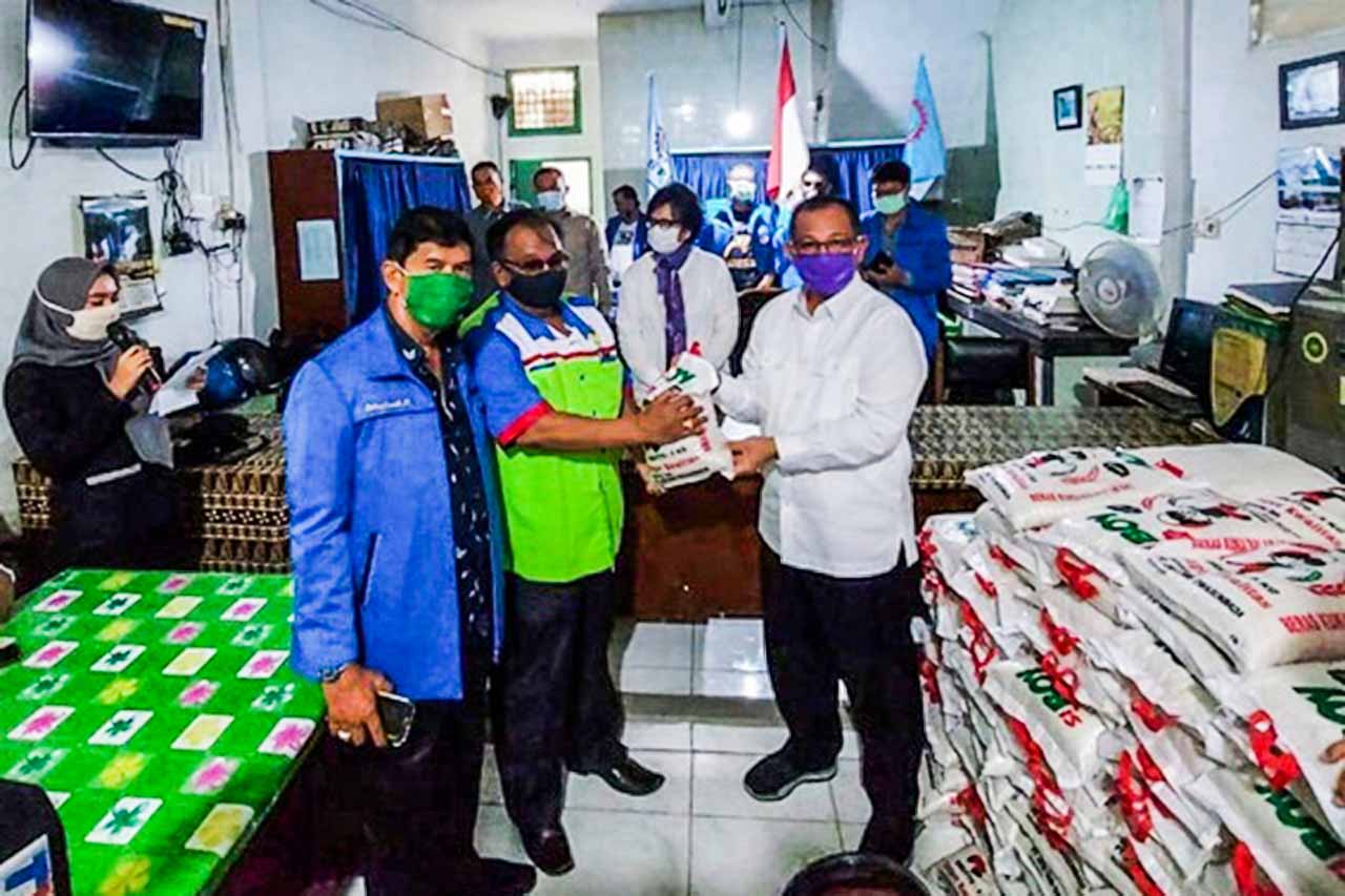 Akhyar Nasution Serahkan Bantuan Beras Kepada Pekerja yang Dirumahkan