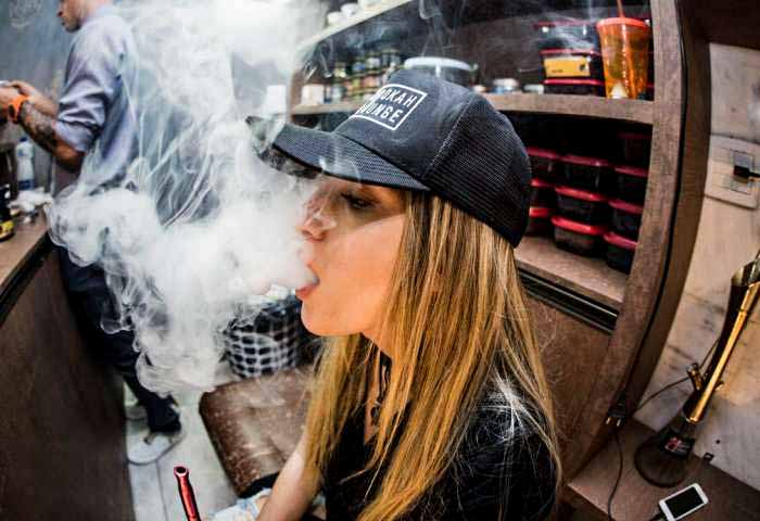 Alami Kecanduan ROKOK, Rohayani Menuntut 2 Perusahaan Rokok Hingga Rp 1 Triliun