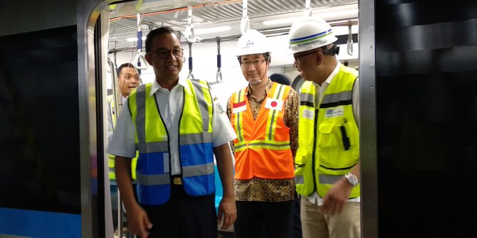 Anies Jajal MRT: Smooth Sekali Terasa Seperti Naik Eskalator Berjalan