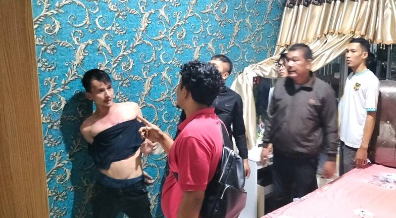Apes!!! Pencuri di Delitua Diciduk Saat Sembunyi di Atap Rumah Korban