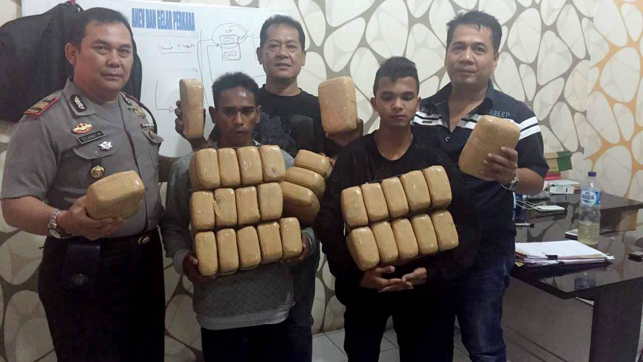 ASTAGA, Dikira Taksi Bandar Narkoba Cegat Mobil Polisi