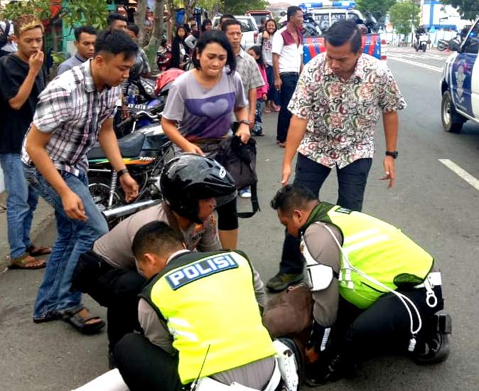 Bersama Istri, Kapolres AKBP Robertho Pardede Aksi Cepat Menolong Korban Tabrakan