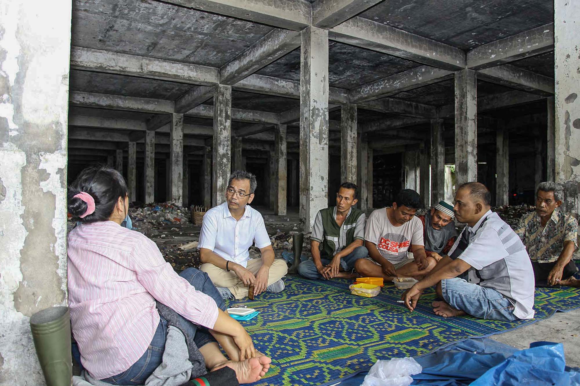 Di Lokasi Kebakaran Tahun Lalu, Pedagang Pasar Tavip Duduk Bersama Sihar Sitorus