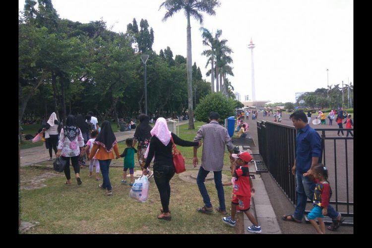 Diperbolehkan Gubernur Anies, Warga Leluasa Injak Rumput di Monas