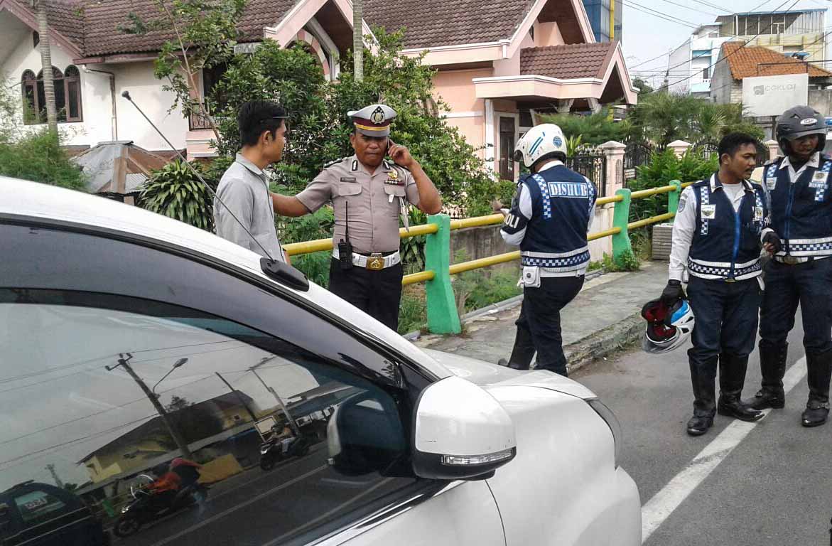 Dishub Gembosi Mobil Parkir Sembarangan di depan Mie Aceh Titi Bobrok