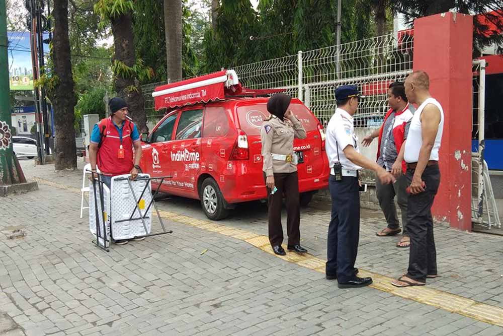 Dishub Kota Medan Tilang Kendaraan Yang Parkir Liar di Atas Trotoar