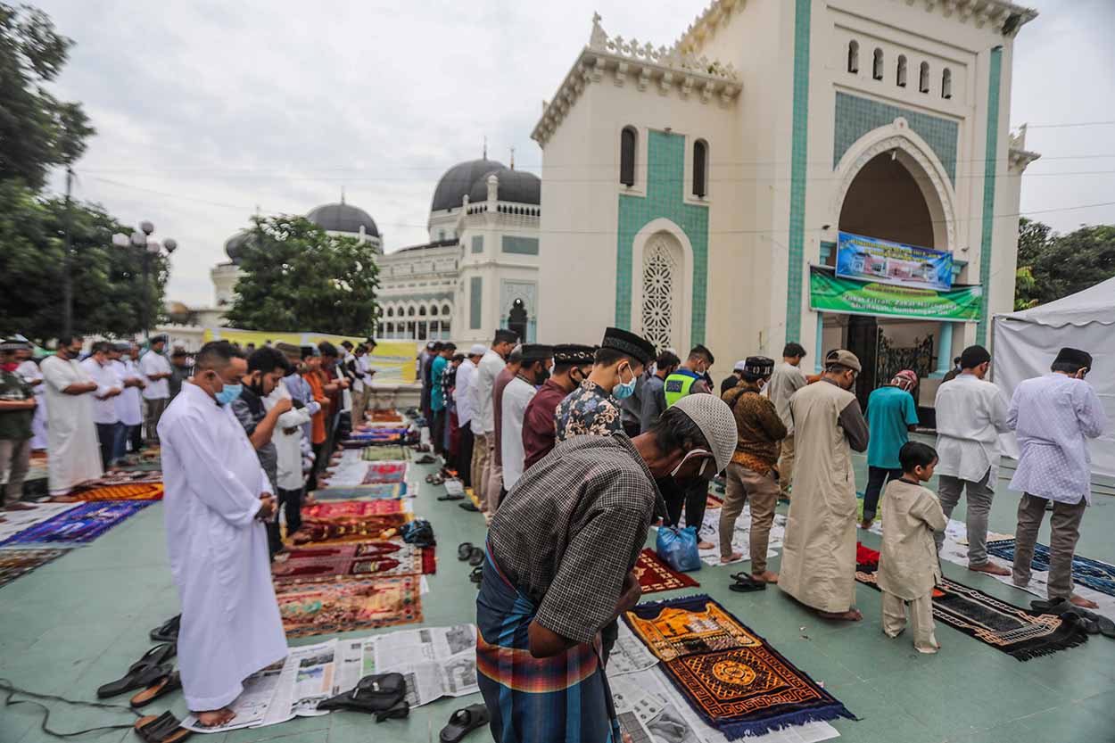 Ditengah Pandemi, Ribuan Umat Muslim Shalat Ied Dengan Protokoler Kesehatan di Masjid Raya Medan