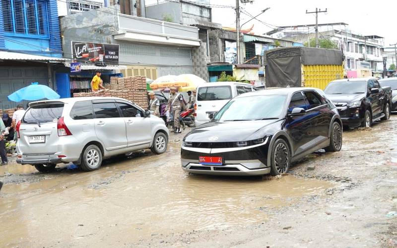 Ganggu Aktivitas Warga, Rico Waas Segera Benahi Jalan Berlubang di Pasar Sunggal
