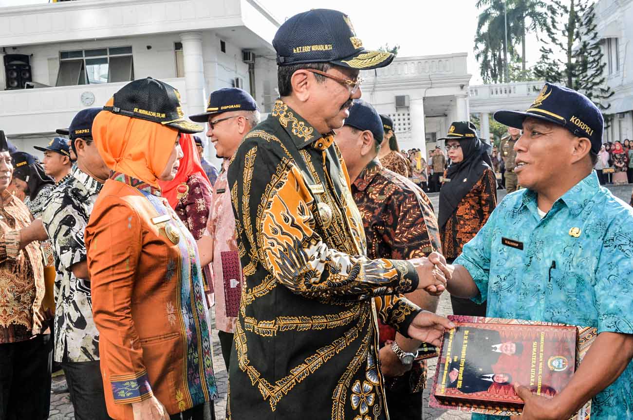 GUBSU, Erry Nuradi Beri Penghargaan Kepada Puluhan PNS Teladan