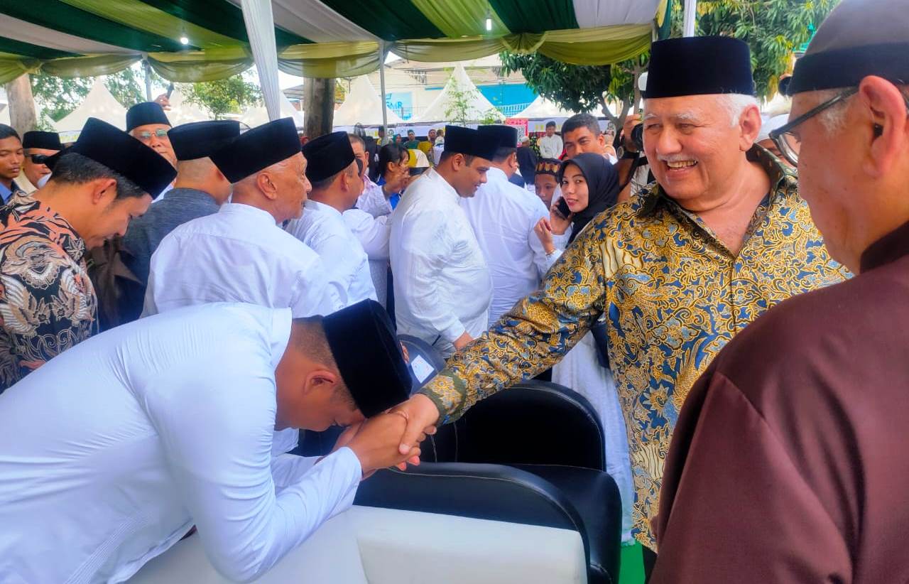 Hadiri Pembukaan MTQ, Bobby Nasution Ucapkan Selamat & Cium Tangan Haji Anif