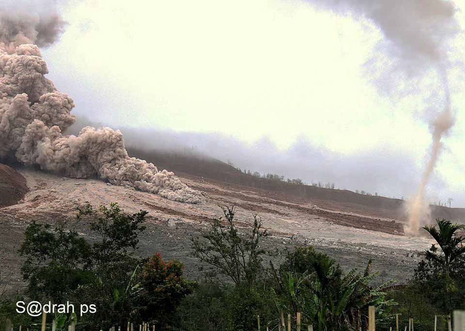 Hari Ini Sinabung Dua Kali Erupsi , Warga Diminta Jauhi Zona Bahaya 