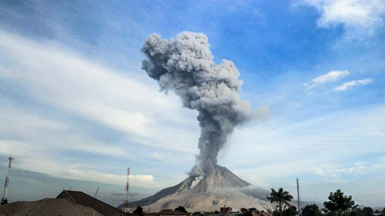 Hari ini Sinabung Semburkan Abu Vulkanik Setinggi 4.500 Meter