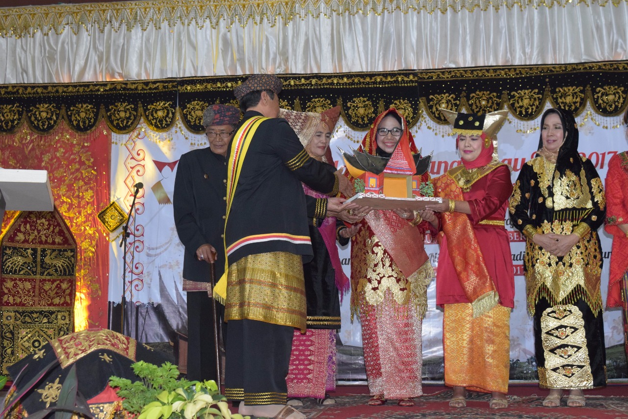 Hj Rangkayo Rahmawaty Dinobatkan Sebagai Bundo Kanduang Sumatera Utara