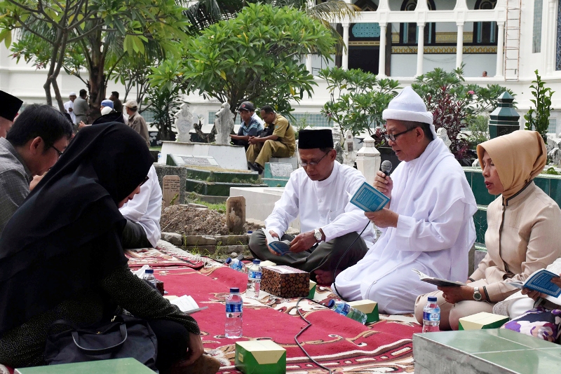 Hujan Gerimis Iringi Doa untuk Dua Gubernur Sumut yang Wafat dalam Kecelakaan Pesawat 
