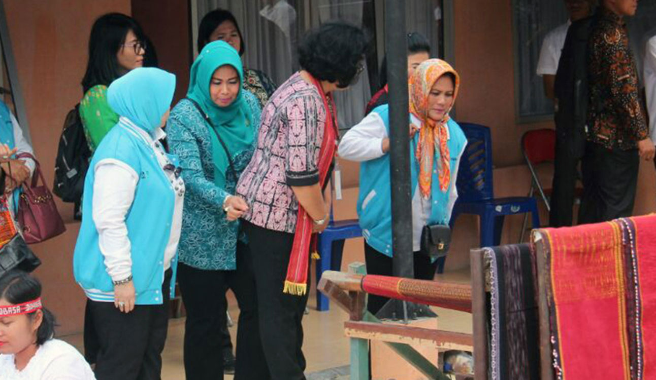 Ibu Negara IRIANA JOKOWI Kunjungi Desa Tenun Ulos