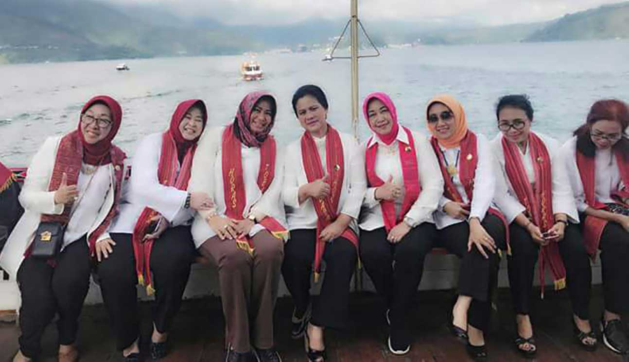 Ibu Negara Nikmati Keindahan Danau Toba dari Kapal Rumah Batak