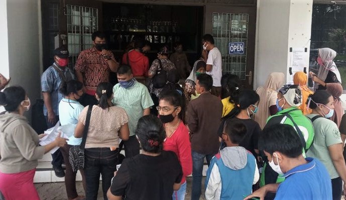 Info Bansos COVID-19 Tak Jelas, Puluhan Warga Datangi Kantor Dinas Sosial Medan