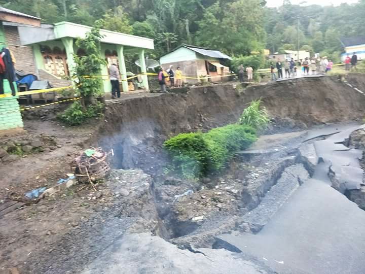 Jalan Amblas di Desa Tigaras, Akses ke Pelabuhan Putus