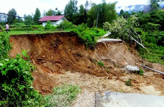 Jalan Menuju Balige Longsor, Kendaraan-Kendaraan Ditinggalkan Pengemudinya