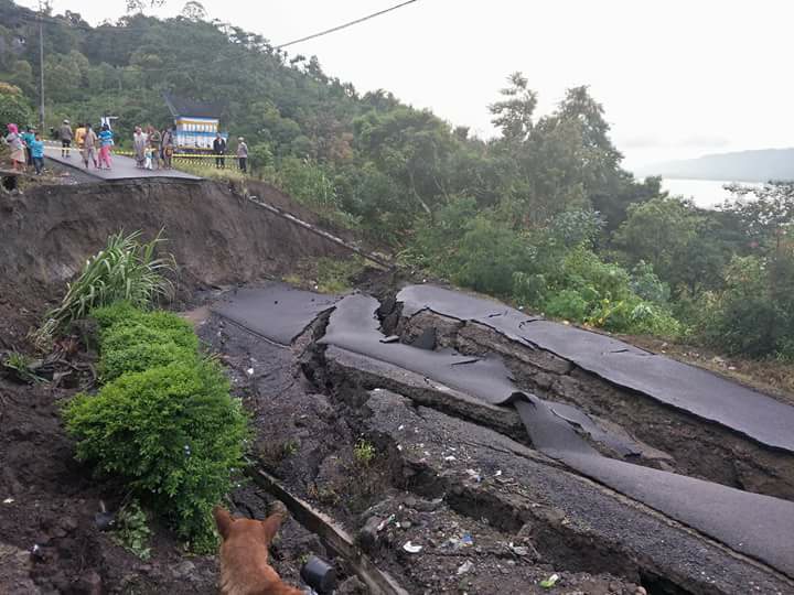 Jalan Menuju Desa Tigaras Amblas, Warga Diimbau Waspadai Longsor