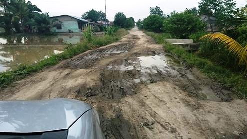 Jalan Rusak, Warga Resah Minta Tengku Erry Nuradi Tepati Janjinya