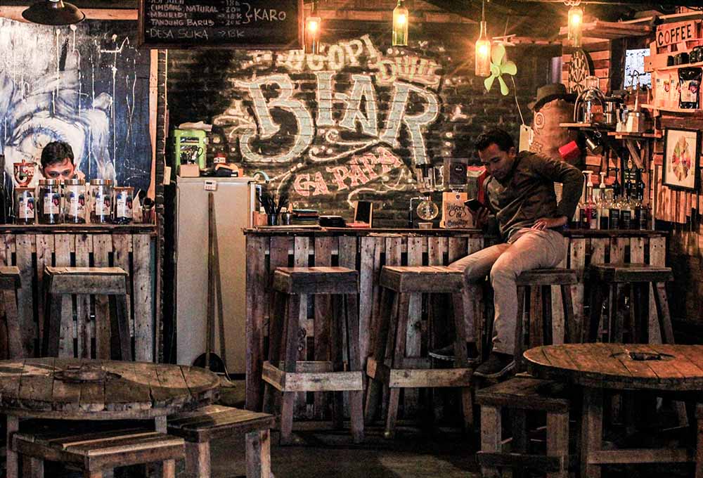 Kebahagiaan Dari Secangkir Kopi di BIJI HITAM