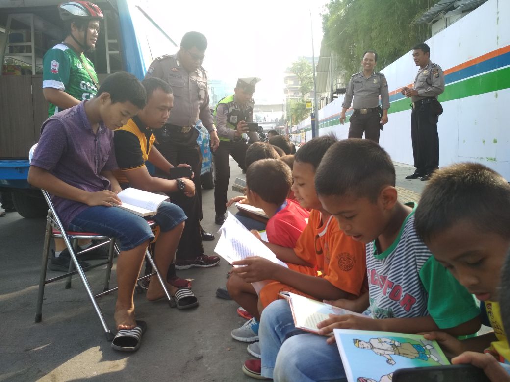 Ketika Kapolsek Medan Barat Motivasi Anak-Anak Rajin Membaca