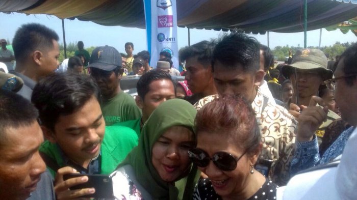Ketika Menteri Susi Stand Up Comedy di Depan Ribuan Nelayan Sergai