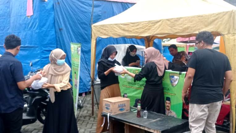 Komjen Agus Melalui Yayasan SCI Berbagi ke Masjid dan Korban Banjir
