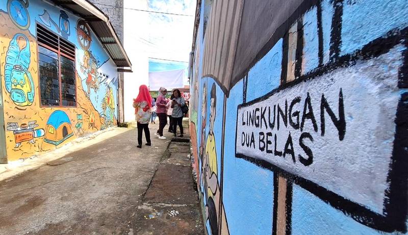 Lurah Teladan Barat Ciptakan Lorong Warna Warni Jelang Lomba Kelurahan Terbaik 2025