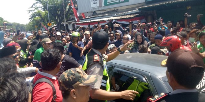 Massa Pro & Kontra #2019GantiPresiden di Surabaya Ricuh, Nyaris Kontak Fisik