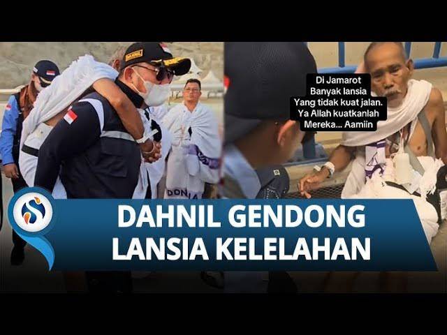 Momen Waka BP Haji Dahnil Anzar Simanjuntak Gendong Jemaah Lansia Kelelahan di Jamarat