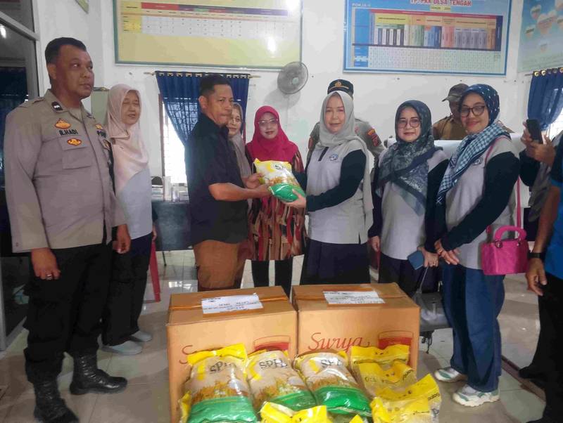 PB IKA UMA Salurkan Bantuan Beras dan Pakaian Kepada Warga Terdampak Banjir di Desa Tengah Pantai Labu