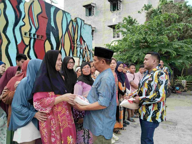 Peduli Korban Banjir, Pembina PKN Sumut, Rahudman Harahap Salurkan Bantuan Paket Sembako