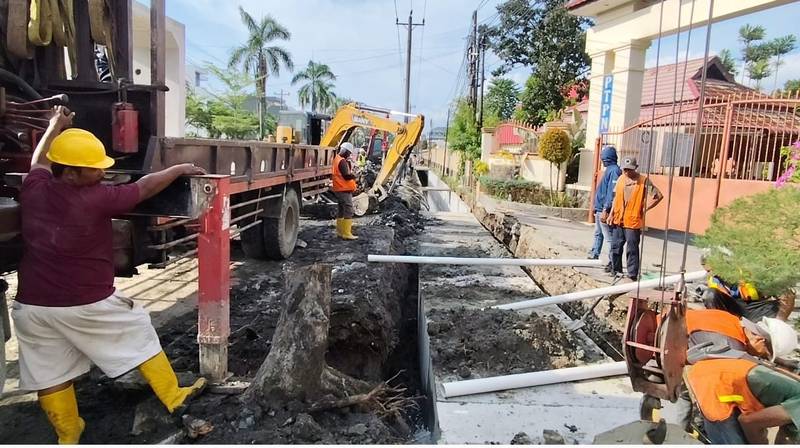 Perbaikan Infrastruktur Terus Dikebut Jelang 100 Hari Kerja Rico Waas