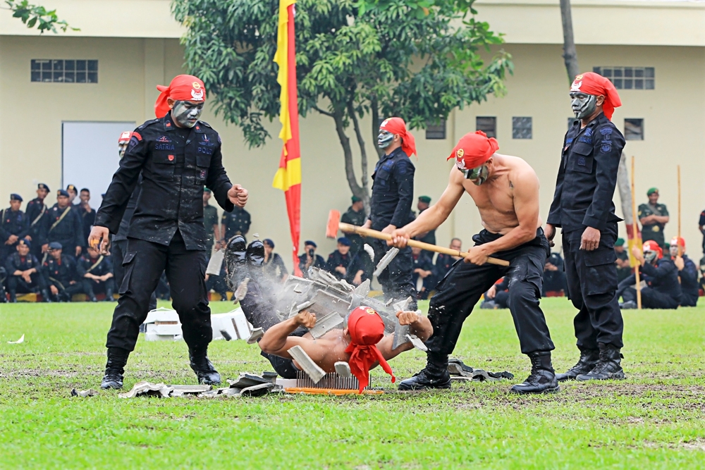 Personel Brimob Patahkan Besi dengan Telunjuk di Depan Kapolda Sumut