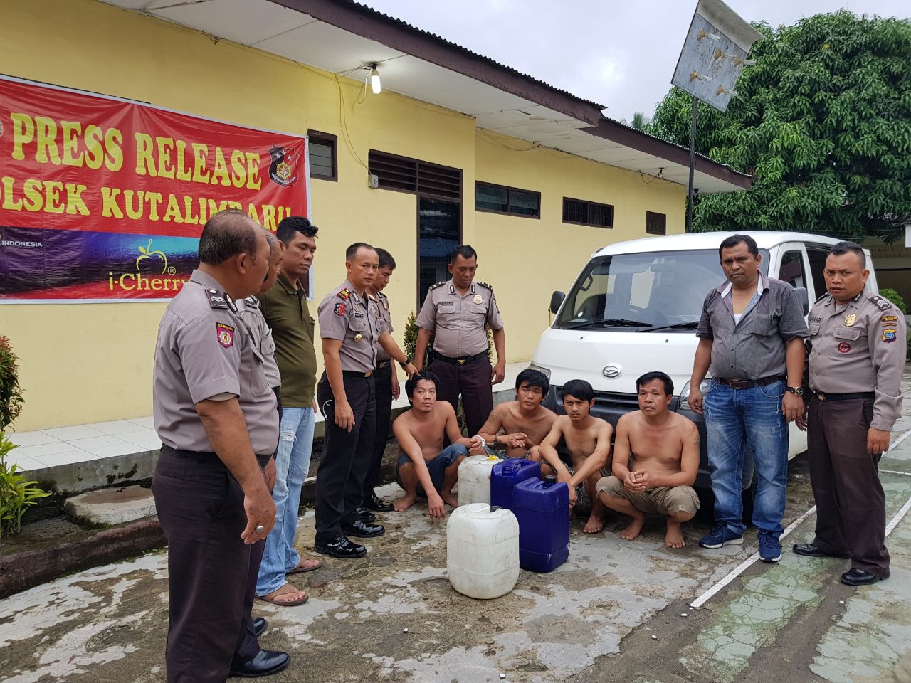 Polisi Ciduk 4 TSK Penipuan Penjualan Minyak Goreng di Warung Malem Ngena Br Ginting