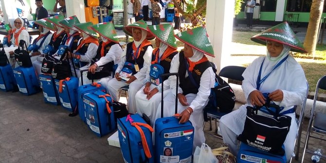 Puluhan Jemaah Haji Kloter Terakhir Embarkasi Solo Pakai Caping