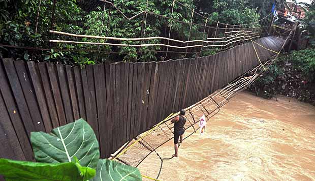 Puluhan Warga Terluka & 1 Tewas, Putusnya Jembatan Gantung di Lokasi Penangkaran Rusa