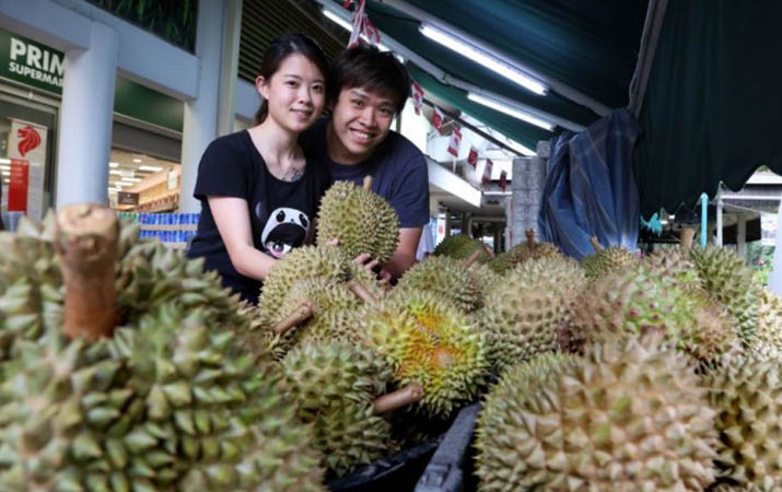 Rayakan HUT Pernikahan, Pasutri Ini Bagi-bagi 2.200 Kg Durian