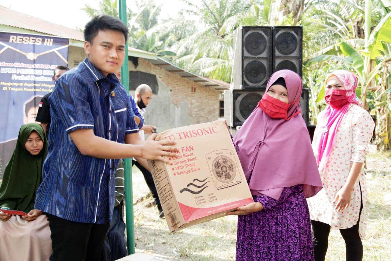 Ricky Anthony Anggota Fraksi NasDem DPRD Sumut Bagikan Ribuan Karung Beras dan Masker