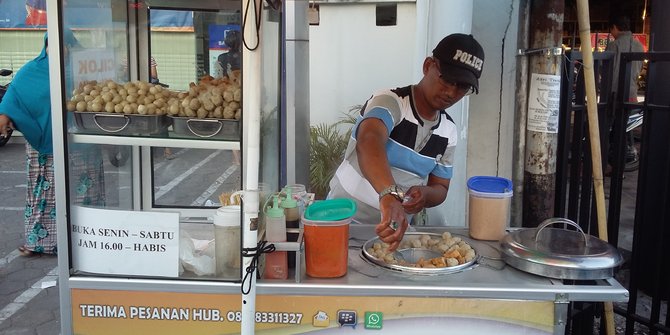 Sambil Jual Cilok, Personel Polda DIY Lakukan Sosialisasi Hukum