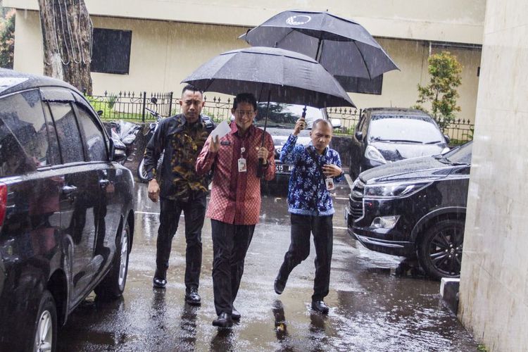 Sandi Tertawa dan Bercanda Jewer Ajudan Karena Lakukan Hal Ini