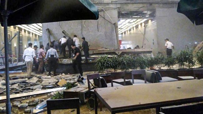 Selasar Gedung BEI Roboh, Warga Teriak “Bom-Bom”