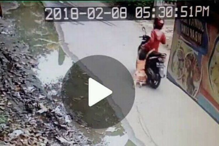 Seorang Ibu Terekam CCTV Seret Anaknya dengan Sepeda Motor