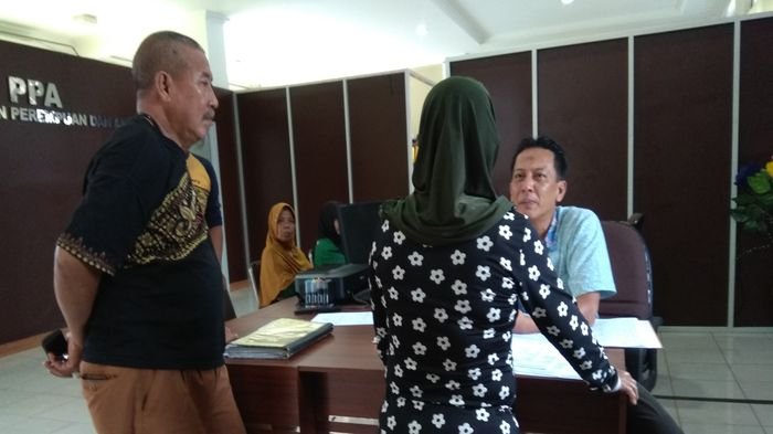 Setelah Tepergok Tiduri Anak Tirinya, Pria Ini Menghilang Sambil Bawa Lari Korban