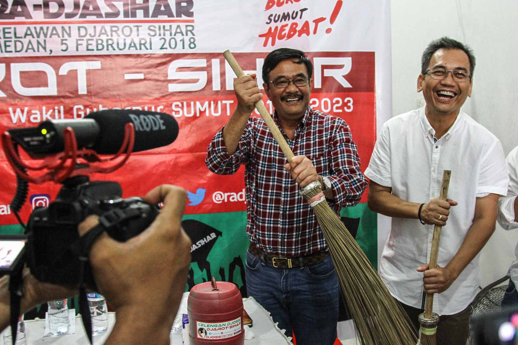 SIHAR SITORUS : Dengan Sapu Ini, Mari Kita Bersihkan SUMUT